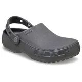 Zuecos Crocs modelo Classic Crafted Clog, de color beige, con parte superior de lona textil y suela de goma Croslite. Incluye correa de talón pivotante y detalles de la marca en el lateral.