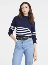 Cinturón de cuero verde oscuro con hebilla dorada.