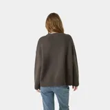 Sweater de punto color marrón oscuro, de manga larga y corte oversize, con cuello redondo y el logotipo de la marca estampado en el pecho en tono claro.
