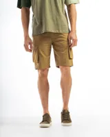 Bermuda cargo color marrón claro, con bolsillos laterales y traseros con solapa.