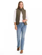 Chaleco capitoneado color verde oliva, con cuello alto, cierre frontal completo y bolsillos laterales. El interior está completamente forrado en símil piel para mayor calidez.