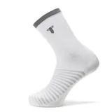 Medias deportivas de caña media, color blanco con detalles en gris y logo de la marca bordado en negro.