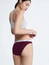 Bombacha clásica Calvin Klein color borgoña con estampado de logos.