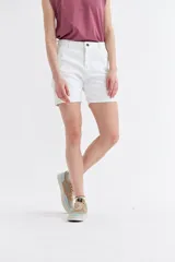 Short de jean tiro alto en color blanco, con cierre frontal de botón y bolsillos laterales tipo cargo.