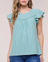 Blusa blanca de broderie con escote redondo, canesú en V con detalle de encaje, frunces en el frente y mangas cortas tipo mariposa.