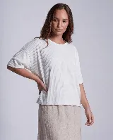 Remera de corte holgado y mangas cortas, confeccionada en tejido de morley con textura acanalada y cuello redondo.