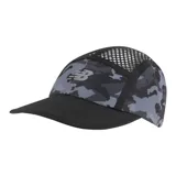 Gorra de running New Balance, color negro con estampado camuflado en gris y logo de la marca en el frente. Cuenta con paneles de malla en los laterales, bolsillo con cremallera, visera flexible y cierre ajustable en la parte posterior.