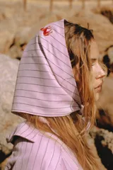 Pañuelo de lino color lila con rayas negras y bordado de un caballo en rojo.