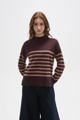 Polera de punto con diseño a rayas horizontales en contraste, cuello alto y mangas largas con puños ajustados.