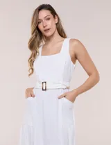 Vestido midi blanco de la marca Nina Leonard, sin mangas y con escote cuadrado. Cuenta con corte en la cintura, bolsillos laterales con solapa, falda fluida con detalle de frunce inferior e incluye un cinturón del mismo género con hebilla carey.