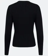 Blusa de punto color fucsia, con cuello redondo y manga larga.