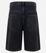 Bermuda baggy de jean color negro con pespuntes contrastantes, cierre de botón y cremallera, y bolsillos.