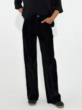Pantalon de corte recto y tiro medio, confeccionado en denim con acabado aterciopelado en tono marrón oscuro. Presenta costuras verticales marcadas en contraste y cierre frontal con botón y cremallera.