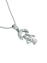 Dije de acero plateado con forma de niña en relieve.