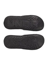 Sandalias tipo ojota Under Armour, color negro con logo blanco en la correa. Presentan una plantilla de EVA acolchada para mayor amortiguación y una suela duradera con tracción.
