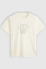 Remera Levi's de corte relajado, color blanco, con cuello redondo, manga corta y logotipo texturizado en el pecho.