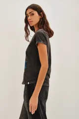 Remera de corte holgado confeccionada en algodón con efecto de lavado stonewash. Presenta una estampa frontal con diseño gráfico, detalles en glitter y costuras con hilo de lurex.