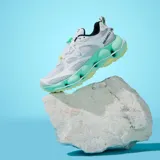 Zapatillas deportivas Merrell Speedarc Matis, color blanco con detalles en gris y suela con tecnología SpeedARC™ en verde agua y amarillo.