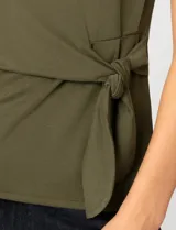 Remera de manga corta color verde militar, con cuello redondo y detalle de lazo ajustable en el lateral de la cintura que crea un efecto drapeado.