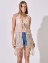 Chaleco de playa color beige, tejido al crochet con patrón calado y terminación con flecos.