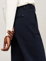 Pantalón chino azul marino de corte slim, con bolsillos laterales y traseros.
