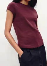 Camiseta de cuello redondo y manga corta con dobladillo, confeccionada en algodón, con diseño recto y ajuste al cuerpo.