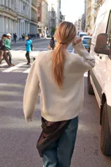 Jersey de punto de cuello redondo y manga larga, con acabados en rib en puños, cuello y bajo.