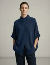 Capa tejida color azul marino, con cuello polera alto abotonado y mangas cortas estilo japonesa.