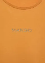 Camiseta de algodón color naranja con cuello redondo, manga corta y logo estampado en el pecho.