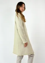 Tapado de paño de lana con estampado de espiga en tonos beige y blanco, con cierre frontal y cuello camisero.