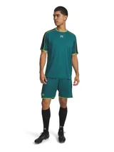 Short deportivo Under Armour de la línea Challenger, diseñado para fútbol. Es de color verde petróleo con detalles en verde neón en los bordes y paneles laterales de malla negra para mayor transpirabilidad. Cuenta con cintura elástica con cordón interno y logo de la marca en el frente.