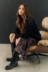 Falda midi con estampado geométrico difuso en tonos azul y marrón.