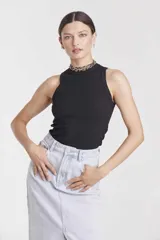 Remera negra sin mangas con cuello alto.