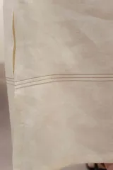 Vestido largo azul oscuro de lino 100% con escote en V, mangas abullonadas con elástico en el puño y pespunte en contraste. Presenta detalle de punto smock en el canesú y bolsillos laterales.