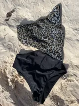 Trikini negro con estampado animal print, de un solo hombro y abertura en el costado.