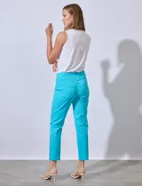 Pantalón blanco de gabardina elastizada, marca Ruby Rd, con pretina ancha elastizada, bolsillos delanteros simulados, bolsillos traseros aplicados y largo al tobillo.