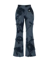 Pantalón de denim elastizado con lavado efecto tie-dye en tonos azul petróleo y negro. Presenta un diseño de tiro alto con recortes irregulares, costuras decorativas con terminaciones desflecadas y corte ligeramente acampanado.