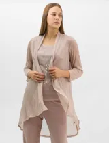 Conjunto de tres piezas compuesto por una musculosa recta, un cardigan liviano de frente abierto con mangas 3/4 y un pantalón de seda fría. La musculosa y el cardigan están confeccionados en tejido plisado con hilos metalizados tornasolados. Incluye collar removible y forro interno a tono.