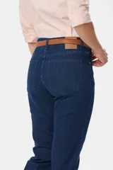 Pantalón de jean azul con spandex, tiro medio y pierna recta.