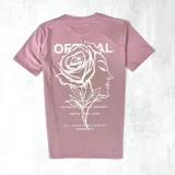Remera rosa viejo de algodón con estampa en la espalda de una rosa y el perfil de una mujer.