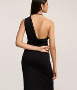 Vestido largo negro de microfibra, corte ajustado al cuerpo, con cuello redondo y escote tipo nadador en la espalda. Presenta una abertura lateral alta en la falda.