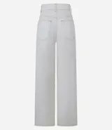 Pantalón wide leg color crudo confeccionado en sarga con pespuntes contrastantes, cintura alta con trabillas, cierre por botón y cremallera, bolsillos delanteros y traseros.