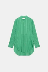 Camisa de viscosa ZW Collection con estampado de rayas verdes, cuello redondo mao, manga larga con puños anchos, pechera frontal y bajo asimétrico redondeado con cierre de botones.