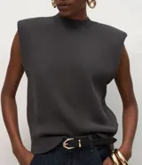 Chaleco de punto negro con cuello redondo, hombreras estructuradas y diseño sin mangas. Confeccionado en tejido de punto con acabado acanalado en el ruedo.