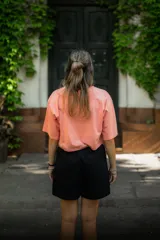 Crop top negro, lila, borgoña y salmón de algodón, corte oversize y estampado en serigrafía en la manga.