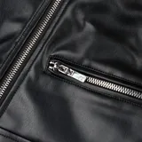 Campera estilo biker de cuero sintético color negro, con cierre frontal asimétrico, solapas con broches, bolsillos con cierre y detalle de costuras acolchadas en los hombros.