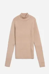 Polera de tejido de punto color beige con brillo metalizado, cuello alto y mangas largas.