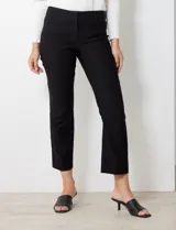 Pantalón negro de gabardina elastizada, marca Zac & Rachel, de corte recto y largo al tobillo.