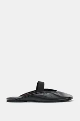 Bailarina plana destalonada de piel color negro, con escote redondo y una tira elástica ancha en el empeine para ajuste.