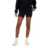 Short deportivo negro ajustado al cuerpo, con cintura alta y logo de la marca en la pierna izquierda.